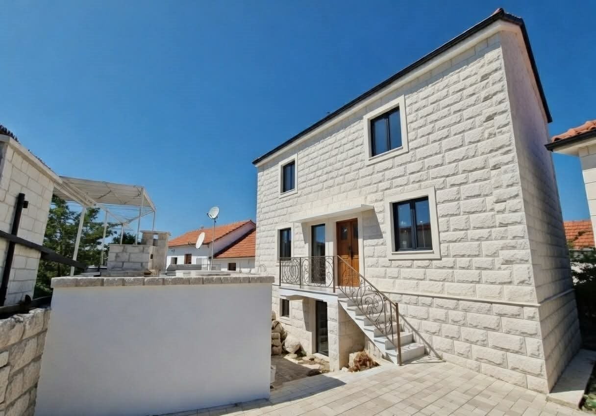 Trogir kamena kuća, pogled na more, #Trogir, #Hrvatska