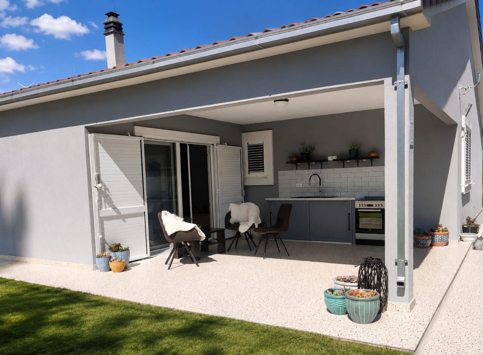 modern-house-near-the-sea17.jpg