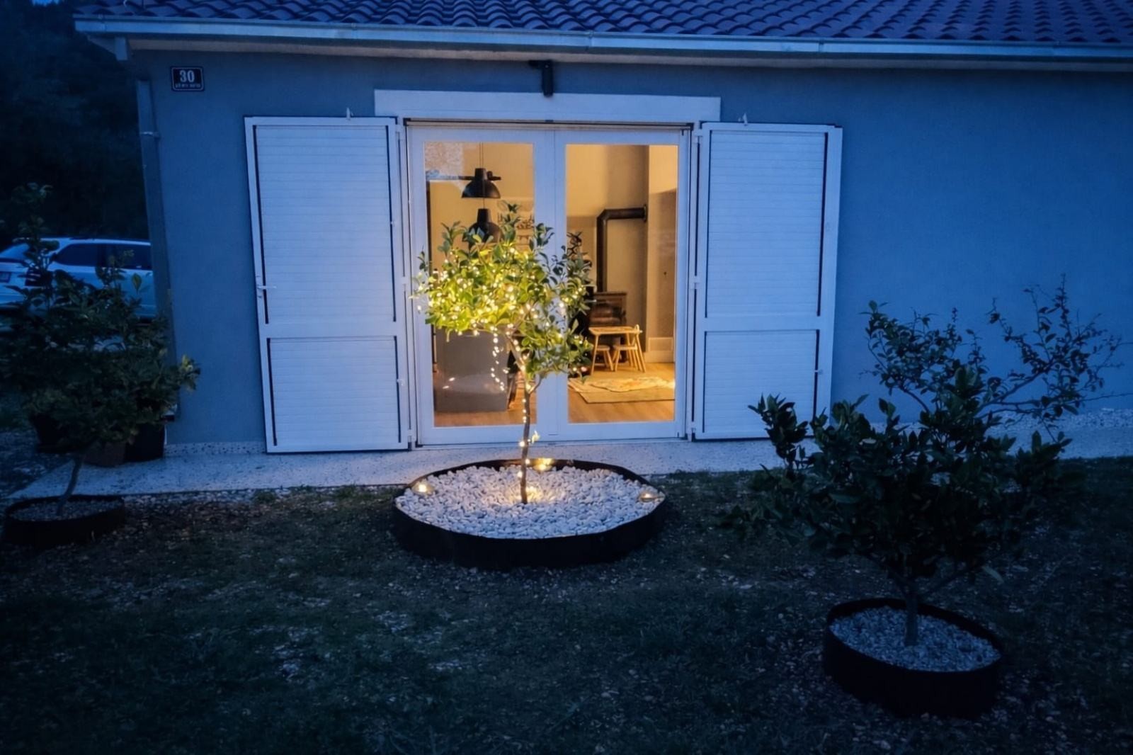 modern-house-near-the-sea_14.jpg