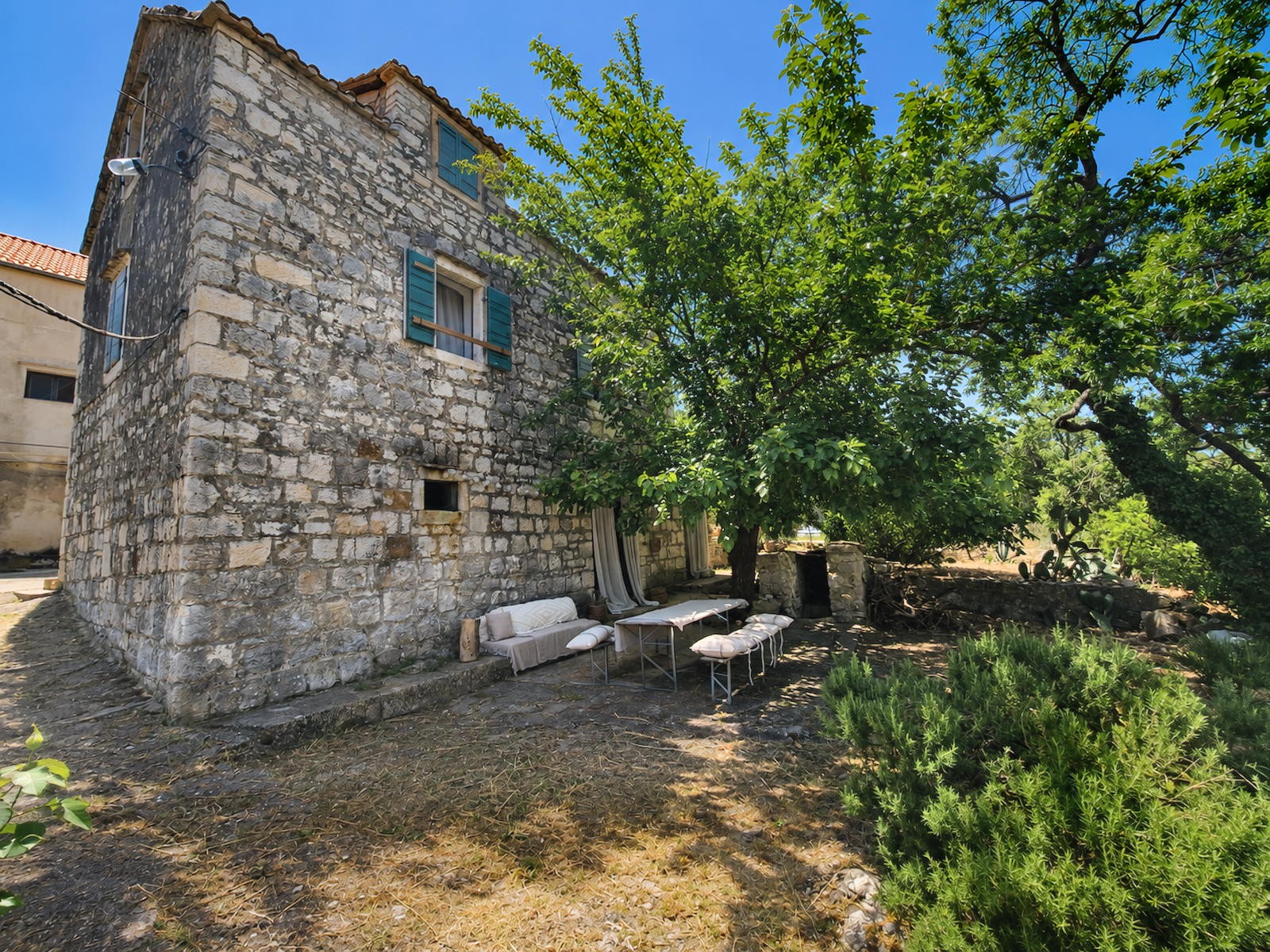 _house-vis_-with-garden_17.jpg
